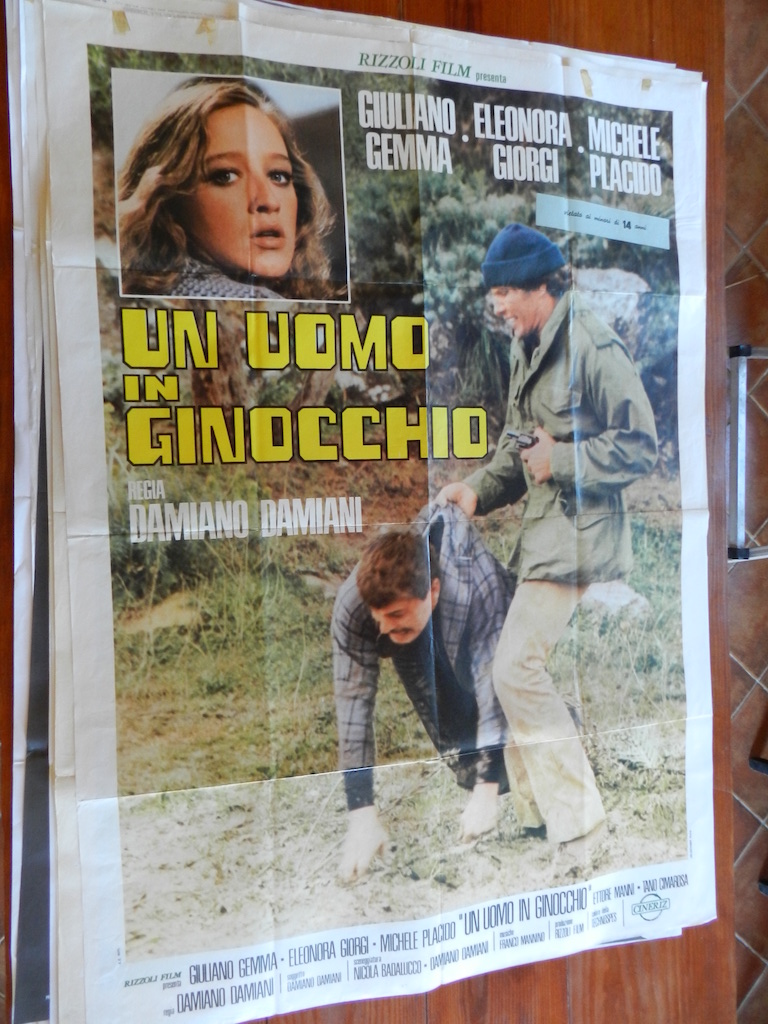 Un uomo in ginocchio