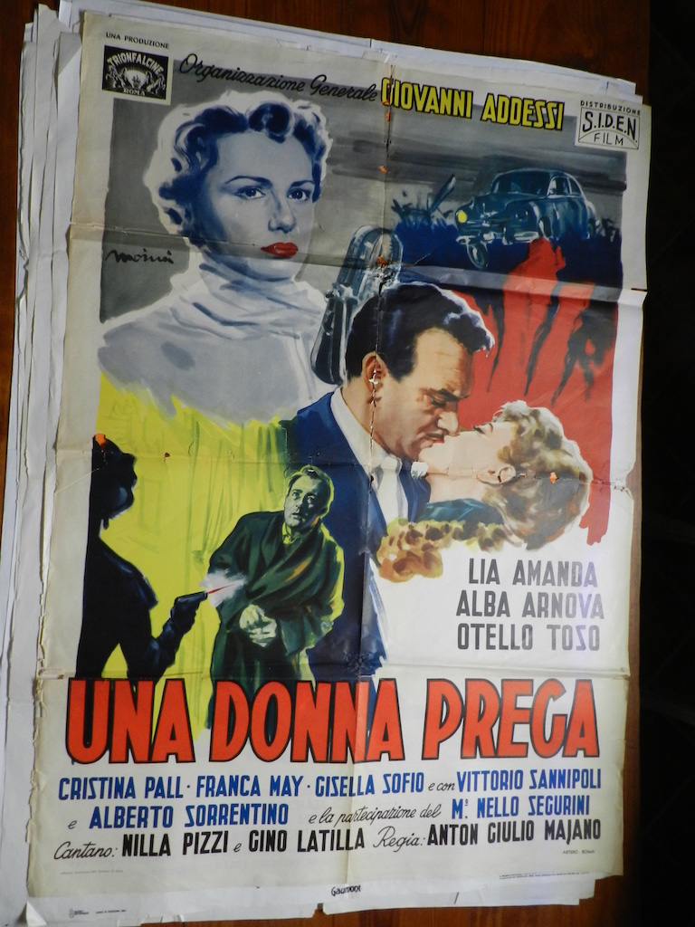 Una donna prega