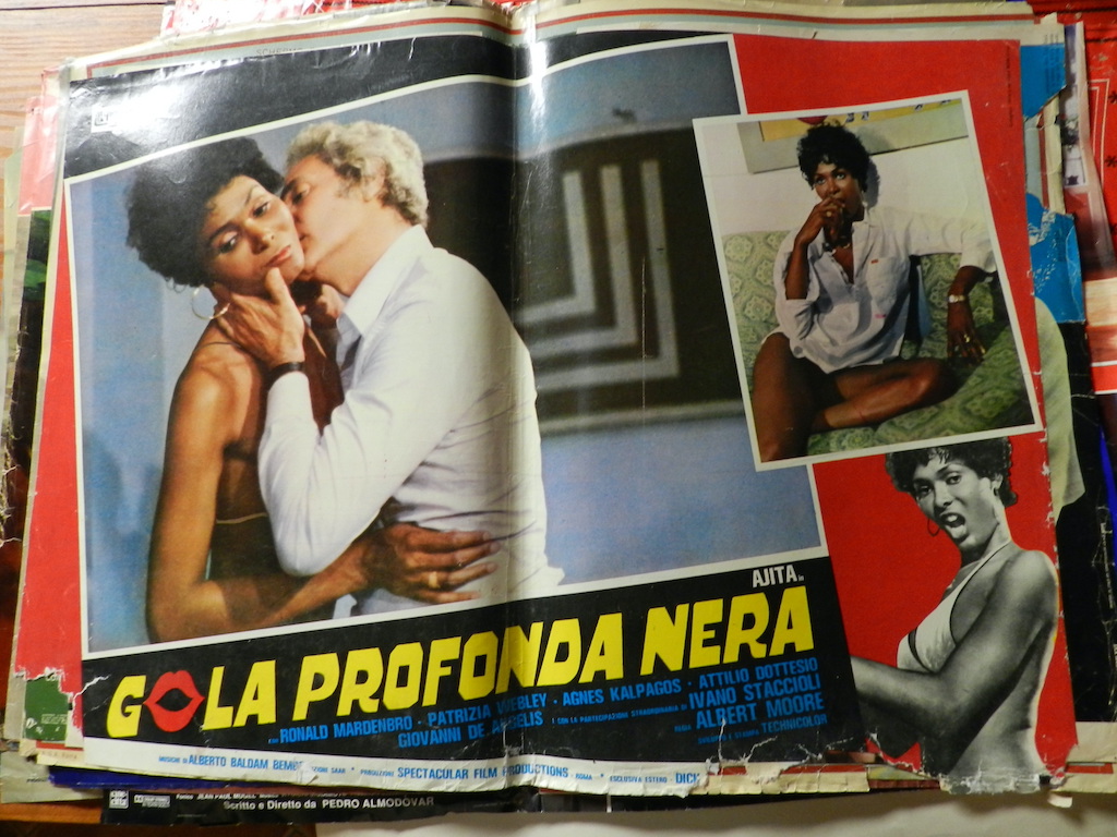 Gola profonda nera