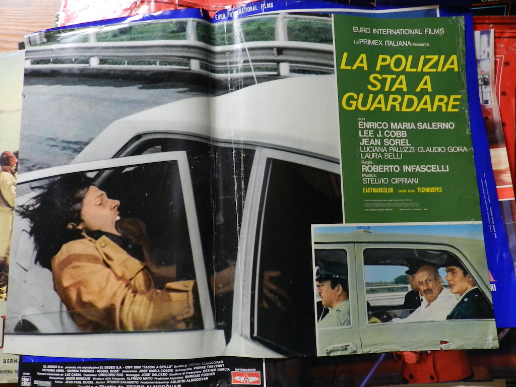 La polizia sta a guardare