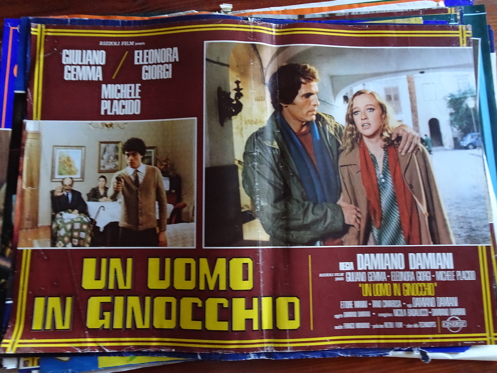 Un uomo in ginocchio 1
