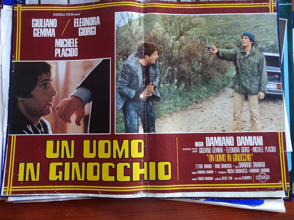 Un uomo in ginocchio 2